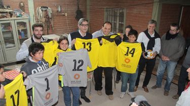 Entregaron indumentaria al Club San Antonio