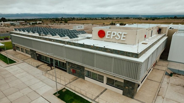 Tras poner luz solar en la Circunvalación se espera extender el sistema a rutas y edificios públicos