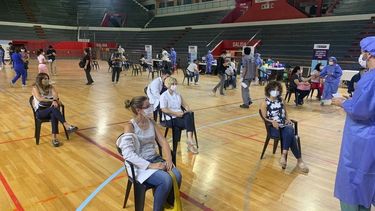 Arribarán más dosis contra el Covid-19 y Uñac ordenó acelerar el ritmo de vacunación