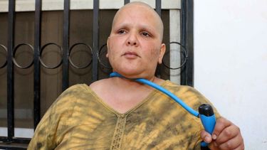 La triste historia de la mujer con cáncer que se encadenó en Capital