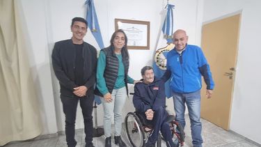 Roberto Leglise, junto Romina Rosas, intendenta de Caucete, y otras autoridades.