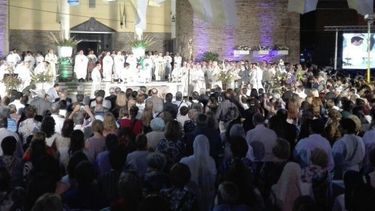 Frente a una multitud, Lozano celebró su primera misa