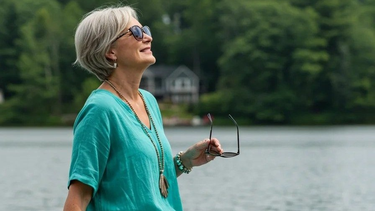 Verano, estilo y esa mujer +50 que no negocia su identidad