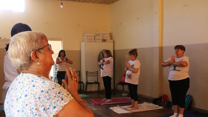 Profes de yoga: una vida dedicada a transmitir conocimientos desde la conexión con uno mismo