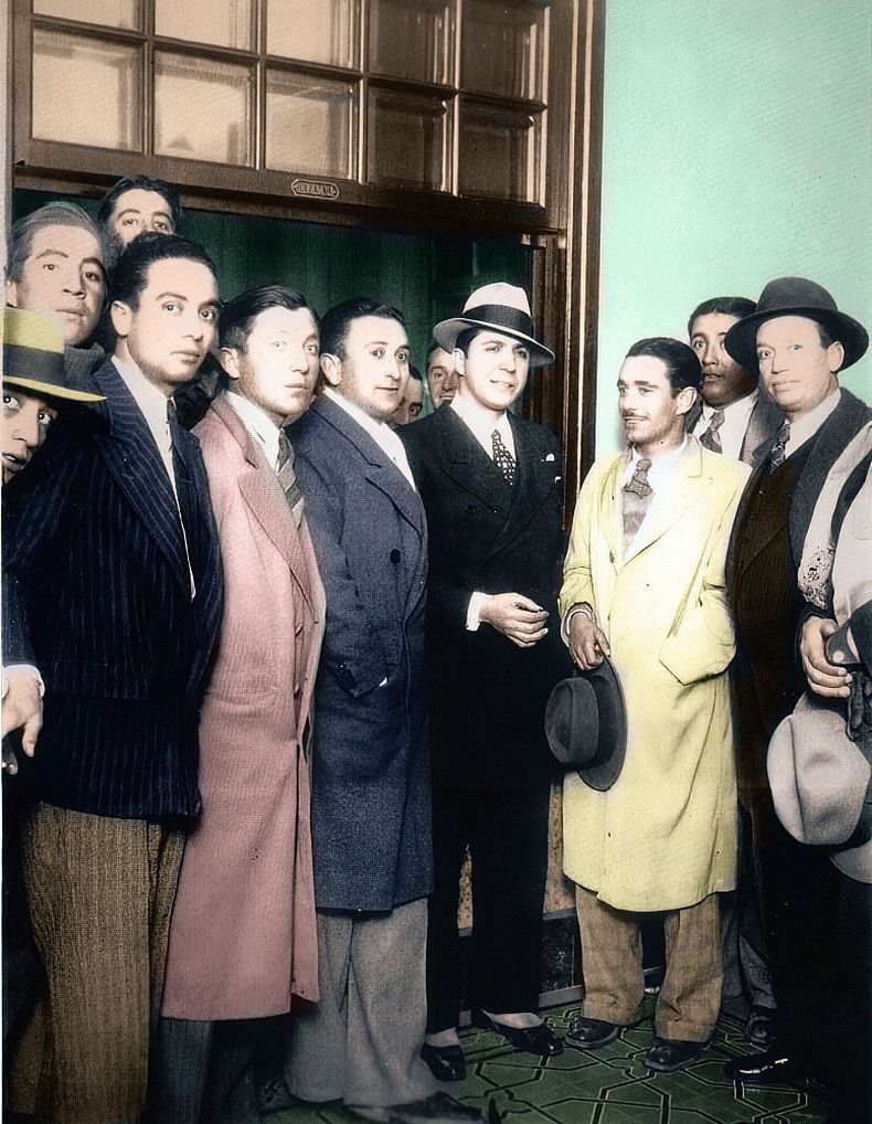 Gardel, en el centro de la imagen en el hall del Cine Teatro Cervantes. Foto gentileza: Fundación Bataller.