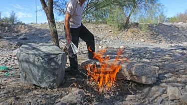 Paella y pasteles en el campo, camino a la Difunta