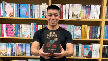 Axel González muestra orgulloso el libro en el que aborda sus infiernos y su renacer.