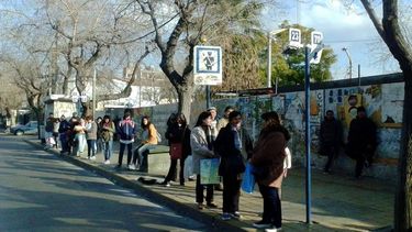 Sin escuelas ni bancos y con colectivos reducidos por el paro en San Juan