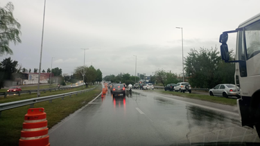 Caos sobre Ruta 40, en Rawson, por el camión que lleva casi 24 horas volcado en la banquina.