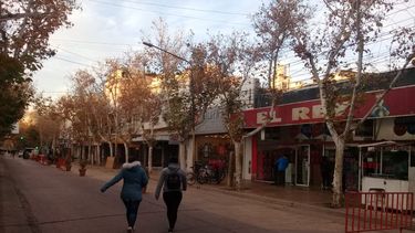 Sin administración pública y con comercios abiertos, así arrancó el feriado puente