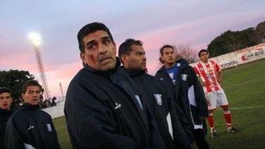 Arquero lesionado, bombas de estruendo y suspensión de juego