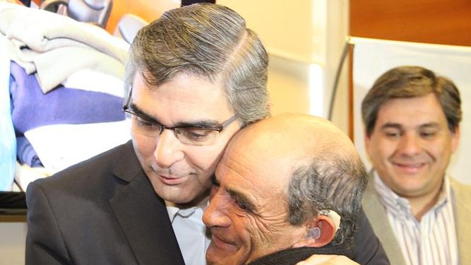 Entregaron audífonos e insumos para talleres comunitarios