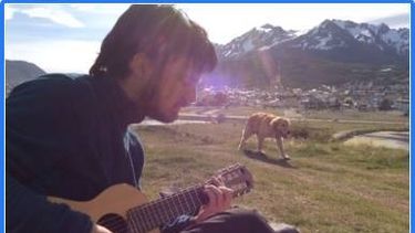 Viaja por el mundo con un guitalele y lo perdió en San Juan: pide ayuda para recuperarlo