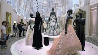 Dior cumplió 70 años y lo festeja con una megamuestra