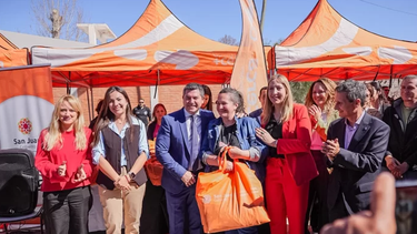 Orrego encabezó un nuevo operativo San Juan Cerca en Pocito y entregó notebooks e insumos a emprendedores