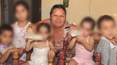 El drama de la abuela a la que le dejaron los 5 nietos en la puerta