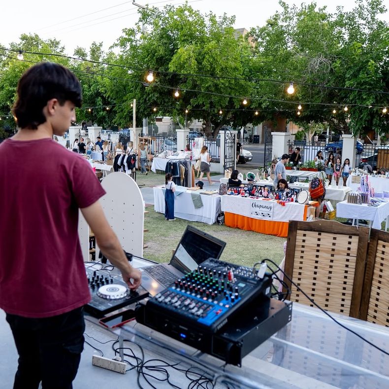 TERCERA PARTE- 🎄Feria Navideña🎄Hola!! Acá les compartimos las ultimas fotos de momentos especiales de la Feria de @latiendadelchalet en el 📍 @chaletcantoni.casacultural 🎉🌟💫Ya casi vamos despidiendo el año.jpg