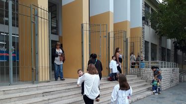 Vídeo: arrancaron las clases con camperas y dudas