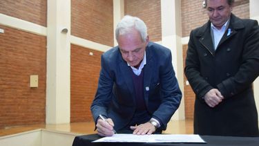 El intendente de Rawson, al momento de firmar el convenio.&nbsp;
