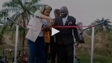 Insólito video: funcionarios inauguraron un puente, ¡y se derrumbó!