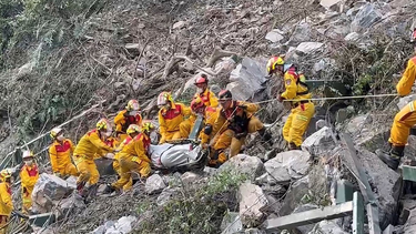 En Taiwán siguen los trabajos de rescate tras el sismo de 7,4 que ocurrió el pasado miércoles.