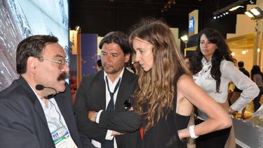 Pepe Monje y Paula de Luque en el stand de San Juan en la FIT