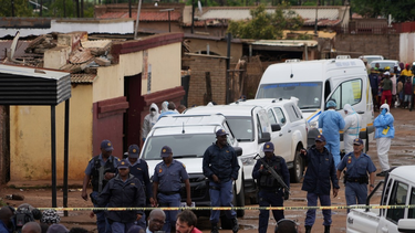 La policía acordonó la zona en la que se produjo el ataque comando en Sudáfrica.