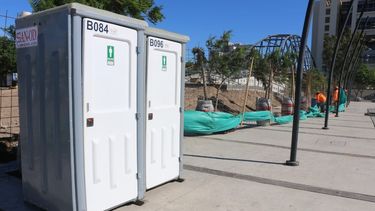 Perlita del Zonda: mirá dónde fueron a parar los baños químicos de la Plaza del Bicentenario