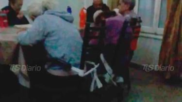 Las imágenes publicadas por Telesol muestran a los adultos mayores atados en sus sillas, uno de los maltratos que reciben en el denunciado geriátrico