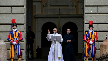 El papa XIV en la Piazza della Liberta en Castel Gandolfo