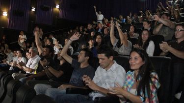 A sala llena se estrenó en San Juan la película de Laplace