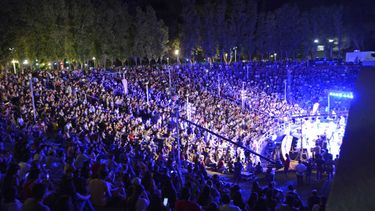 Gran cierre del finde XXL: Omega llenó el anfiteatro del Auditorio al ritmo de “San Juan por mi sangre”