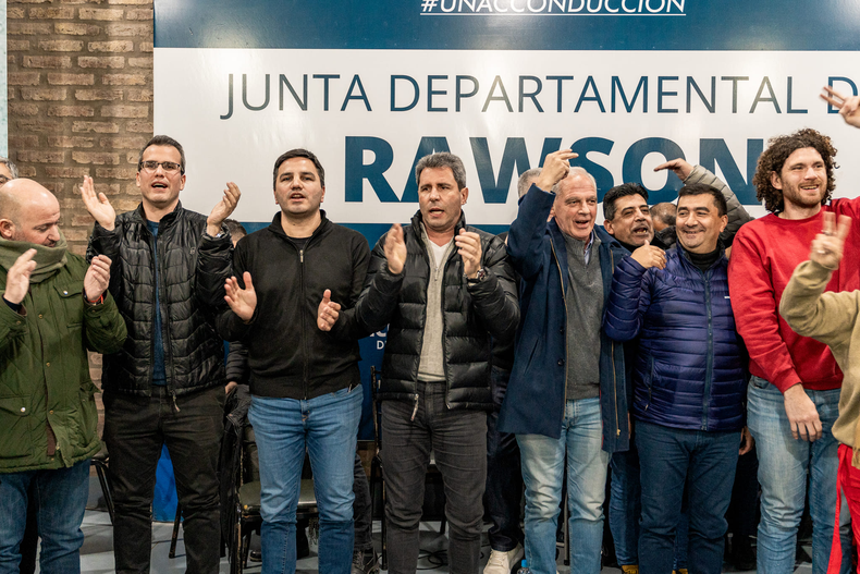 Carlos Munisaga con Sergio Uñac y otros referentes del oficialismo, en la reunión con la militancia del PJ de Rawson, el 18 de julio último.