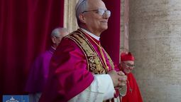 El Papa León XIV, tras ser presentado frente a los fieles en la plaza de San Pedro.