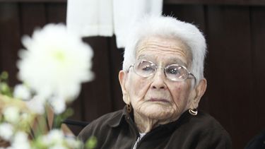 Feliza sopló 100 velitas rodeada de afecto