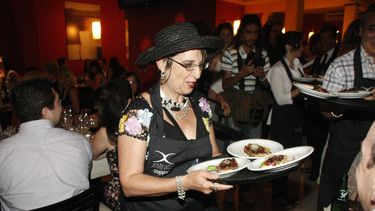 Los famosos de mozos: Recaudaron cinco mil pesos en propinas para APADIM