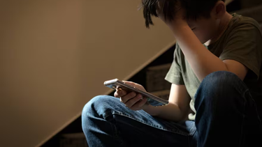 Una nueva forma de bullying en grupos de WhatsApp anónimos causa preocupación en San Juan.