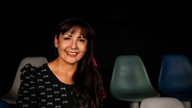Silvia Arce, una artista que proyecta las bellezas de San Juan en lienzos y textos.