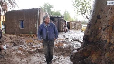 Gioja se comunicó con intendentes y funcionarios para ayudar a los evacuados