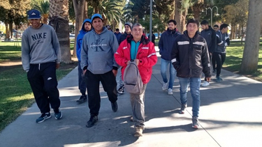 Después de reunirse virtualmente a través de WhatsApp, miembros del grupo Desocupados de Jáchal se juntaron en la plaza y este lunes fueron a hablar con autoridades del municipio. Foto: gentileza Actualidad Jachallera