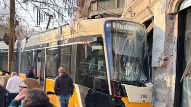 Tragedia en Milán: descarrila un tranvía en el centro y deja al menos dos muertos y decenas de heridos