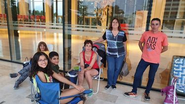 A pesar del viento, hacen cola para conseguir entradas del Espectáculo Final de la FNS