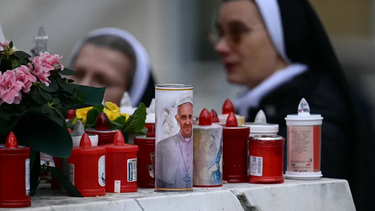 El papa Francisco sigue recuperándose de una neumonía bilateral.