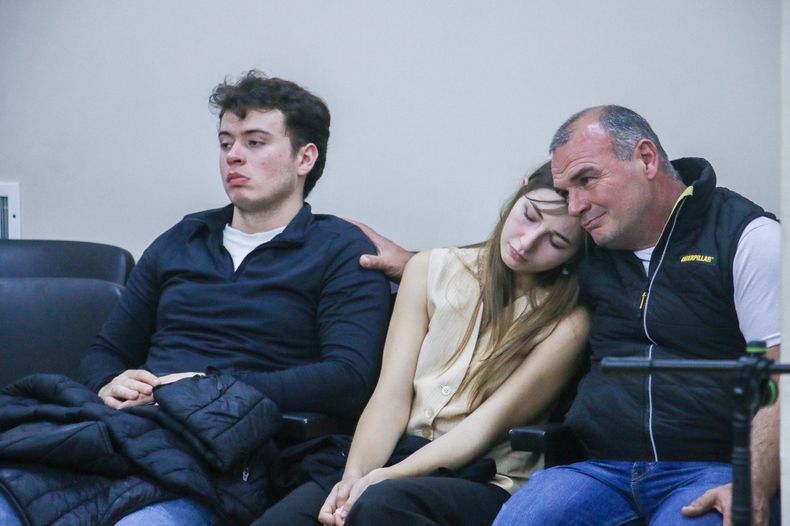El dolor del padre y el hermano de Lucía Rubiño al conocer el sobreseimiento de Juan Pablo Echegaray. Fotos de Leandro Porcel