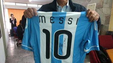 Una organización solidaria sanjuanina consiguió camisetas firmadas por Messi para una noble causa