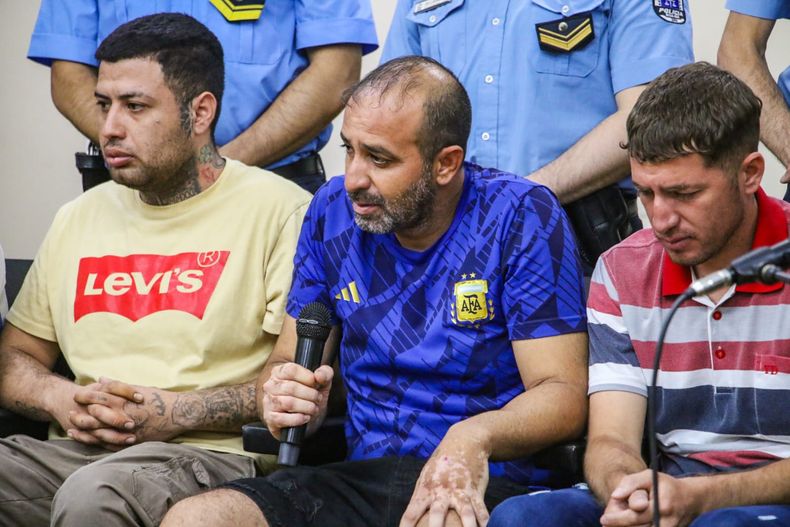 En el centro, Dante Emanuel Carrizo, quien fue cuestionado por su hermano. A sus costados, Hernán Ariel Carrizo y Gonzalo José David Santander