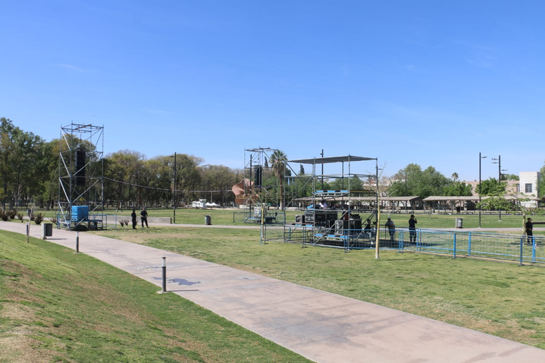 El escenario está apostado en el lateral oeste del parque. Allí se están realizando las pruebas de sonido.