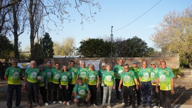 El grupo de jubilados que resucitó un terreno que llevaba más de 10 años abandonado en Capital para jugar al tejo