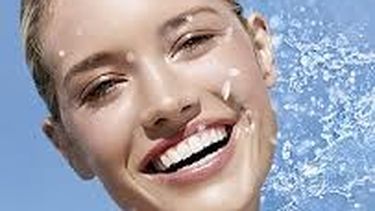 Mitos del agua: ¿Cuanta más agua bebes, mejor para la piel?