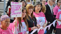 Un abrazo simbólico para concientizar sobre el cáncer de mama